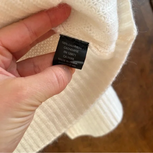 100% Cashmere White Knit V Neck Sweater - Picture 4 of 7